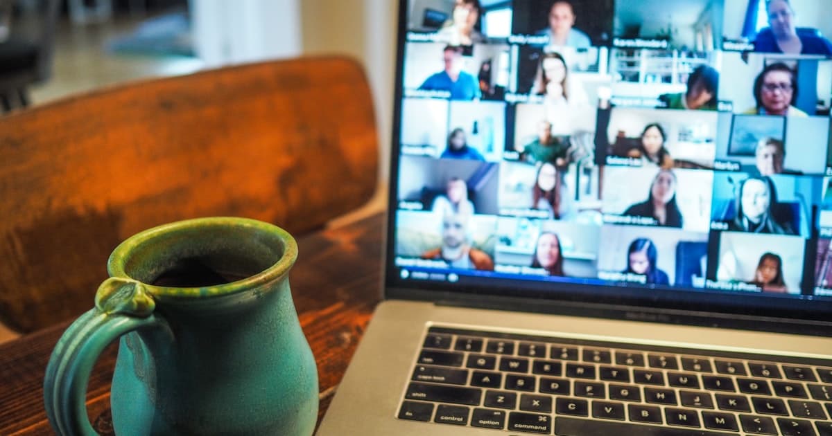 Tenaga medis melakukan konsultasi jarak jauh melalui video call