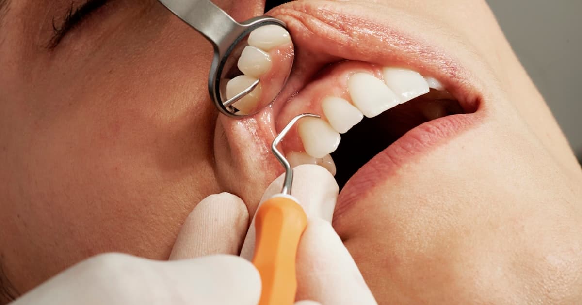 Pengukuran gula darah dengan glukometer sebagai bagian manajemen diabetes